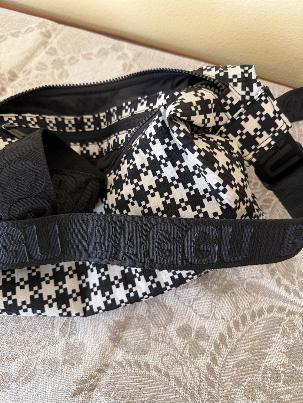 Baggu Black and White Pixel Gingham Medium Crescent Shoulder Bag, EUC - Picture 11 of 12